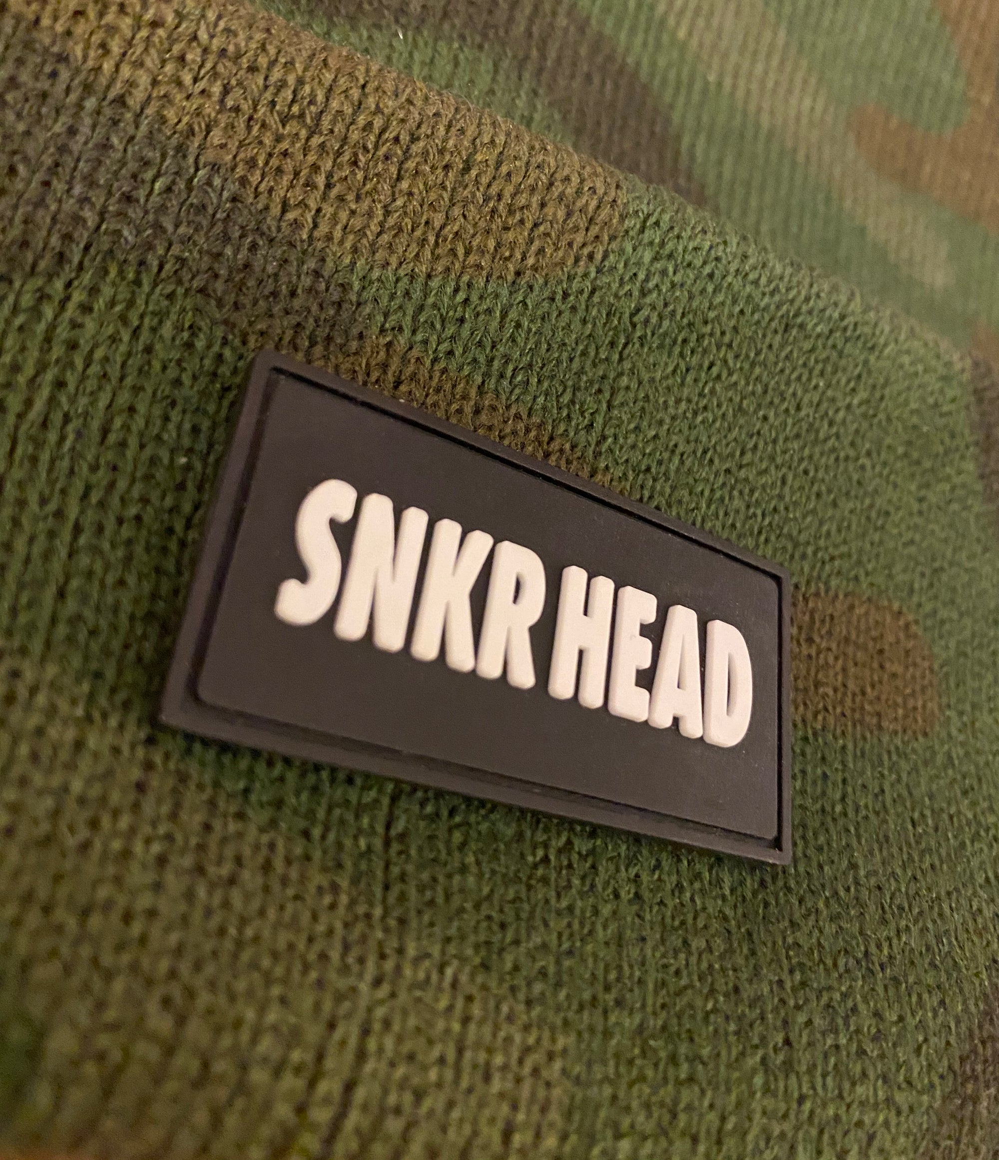 Kids Camo SNKR HEAD Rubber Patch Logo Beanie (unisex)